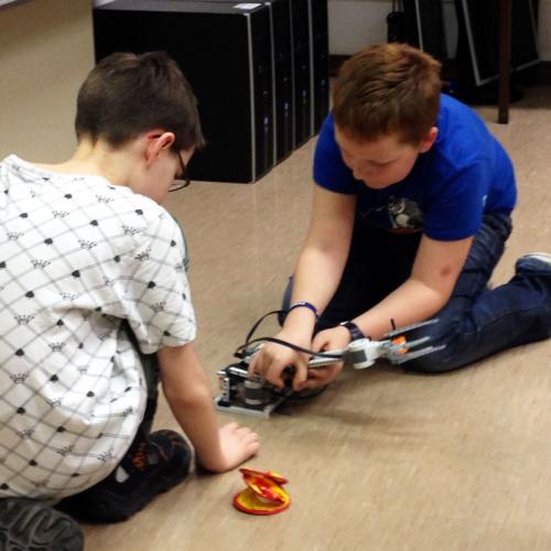 Zwei Schüler basteln einen Lego-Roboter