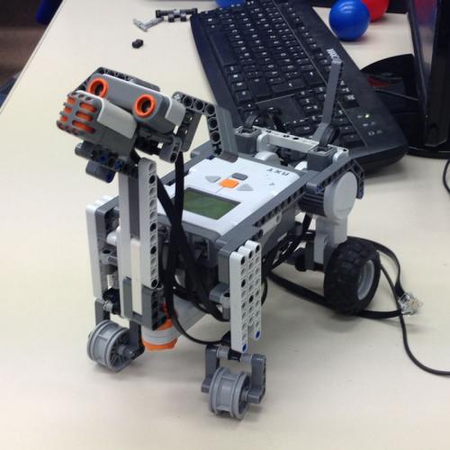 Ein Lego-Roboter, der wie ein Hund aussieht