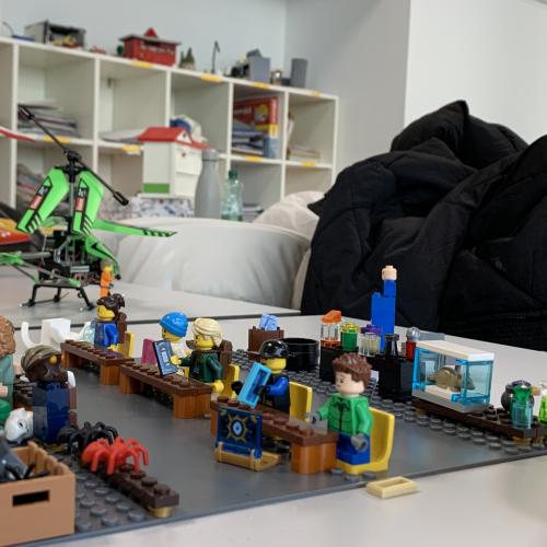 Schule als Lego auf einem Tisch.