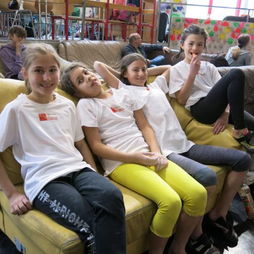 Vier Kinder auf der Couch, müde