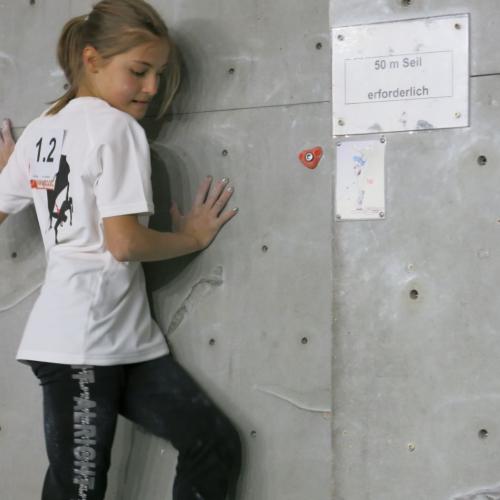 Kinder vor der Kletterwand