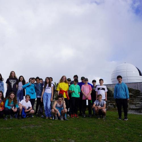 Schülergruppe vor einer Sternwarte