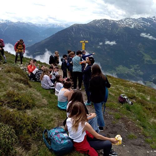 Schüler*innen beim Rasten