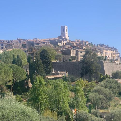 Die alte Stadt Cannes auf einem Hügel