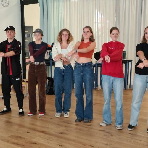 Sechs Schüler posieren mit überkreuzten Armen