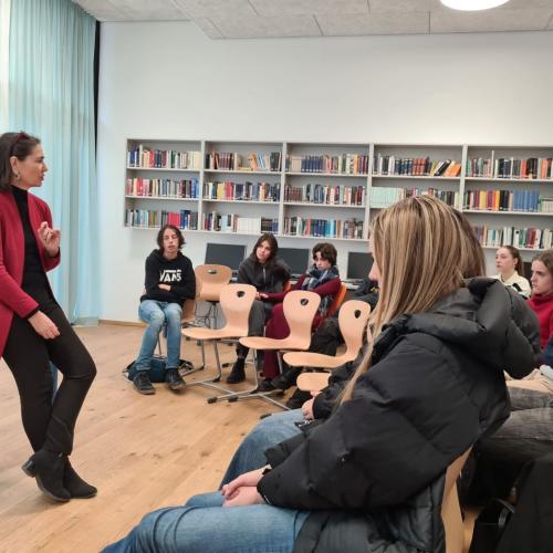 Föderl-Schmid spricht vor Schüler:innen