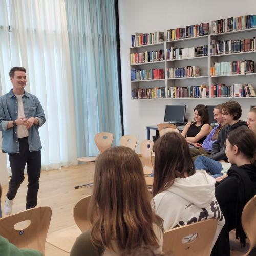 Carl Johann Holzer vor Schüler:innen