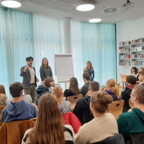 Autor Colasanto vor Besucher:innen