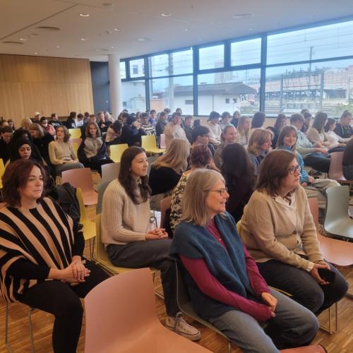 Schüler:innen in Reihen in der Stadtbibliothek