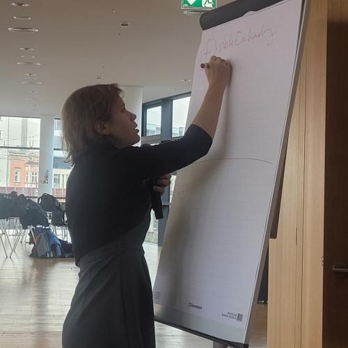 Brodnik schreibt auf ein Flipchart