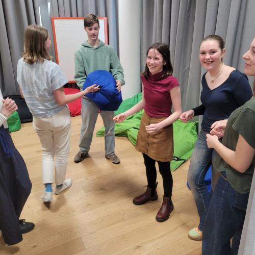 Sechs Schüler:innen beim Schauspielen