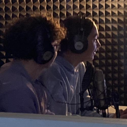 Zwei Schüler:innen im Tonstudio mit Kopfhörern