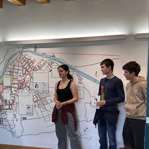 Schüler:innen vor einer alten Karte von Innsbruck