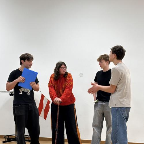 4 Schüler:innen spielen Theater