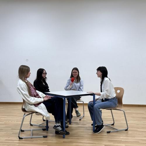 4 Schülerinnen sitzen an einem Tisch