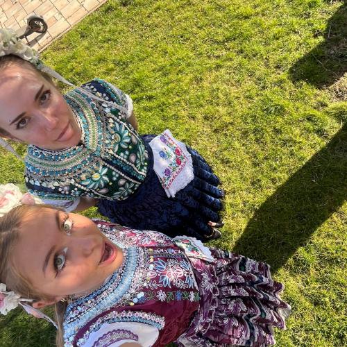 Emma und Nina in tradioneller Kleidung