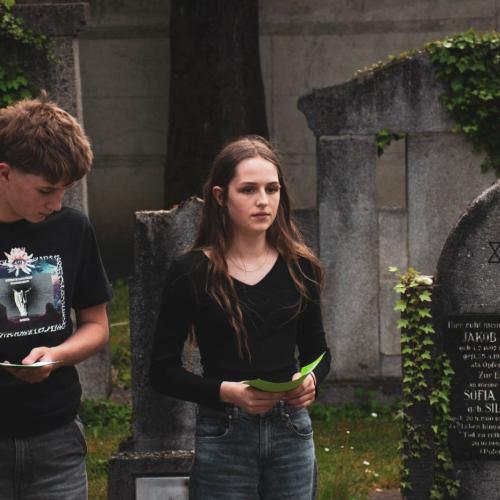Schüler und Schülerin am jüdischen Friedhof