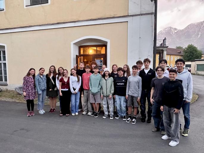 4b vor dem Theater Szenario