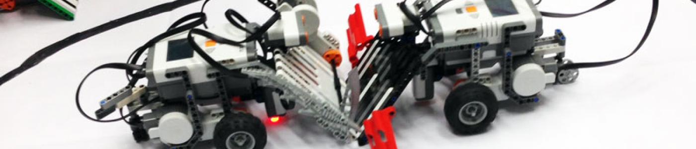 Zwei Lego-Roboter