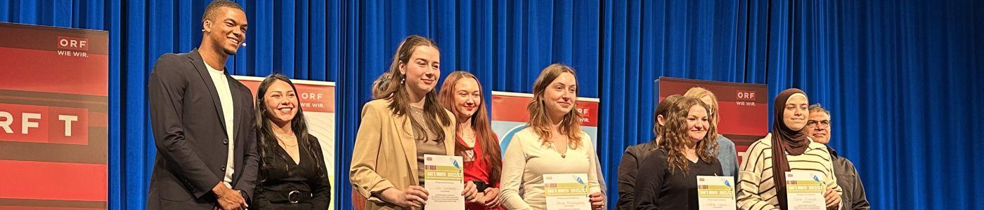 Teilnehmer:innen des Wettbewerbs auf der Bühne