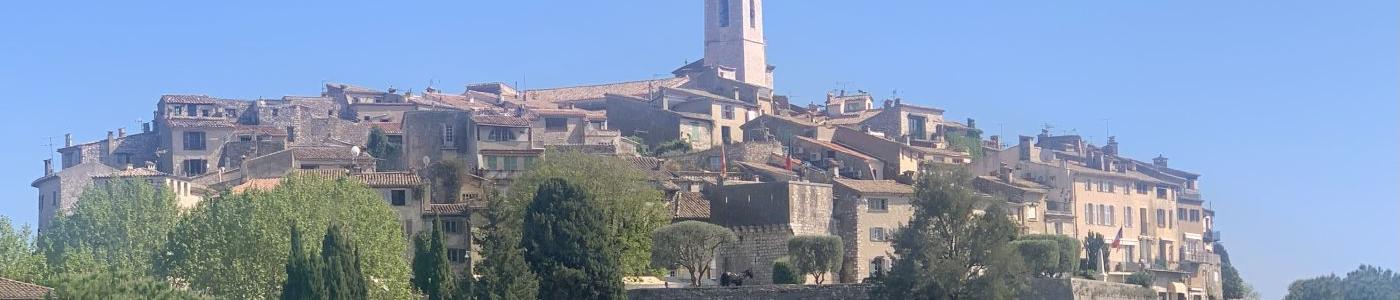 Die alte Stadt Cannes auf einem Hügel