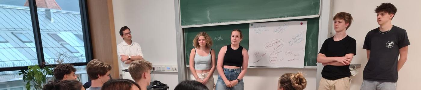 Schüler:innen in einem Seminarraum