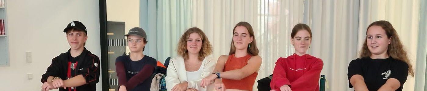 Sechs Schüler posieren mit überkreuzten Armen