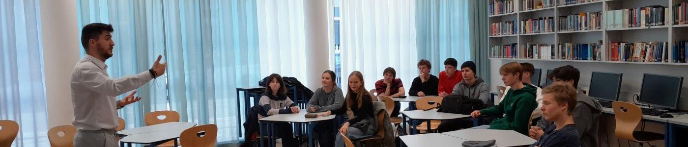 Colasanto vor Schüler:innen der 8. Klassen in der Bibliothek