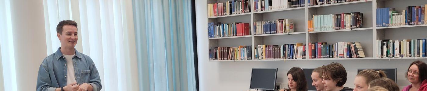 Carl Johann Holzer vor Schüler:innen