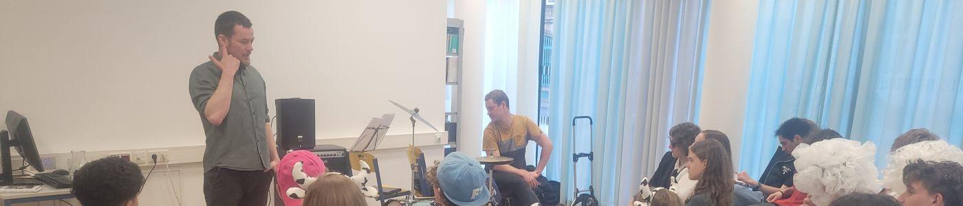 Prosser und Sticker performen vor der Klasse