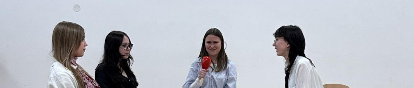 4 Schülerinnen sitzen an einem Tisch