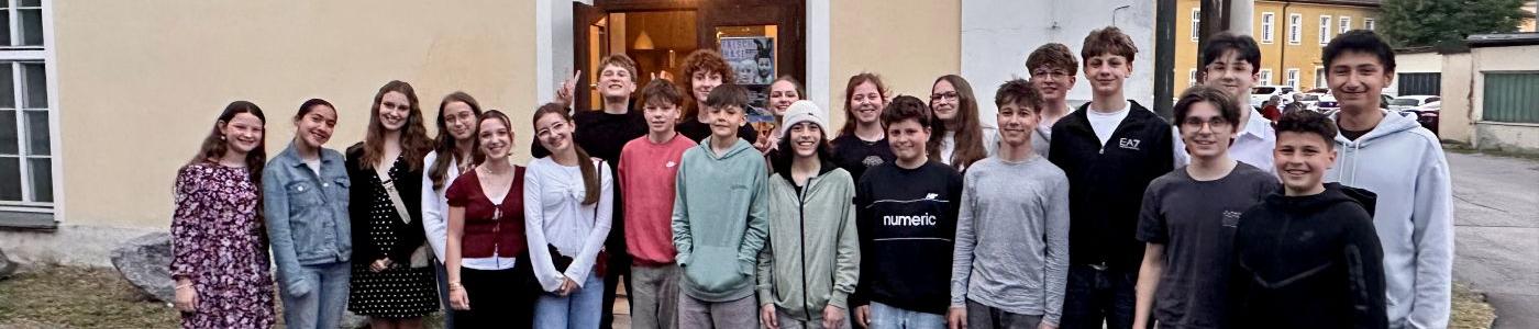 4b vor dem Theater Szenario