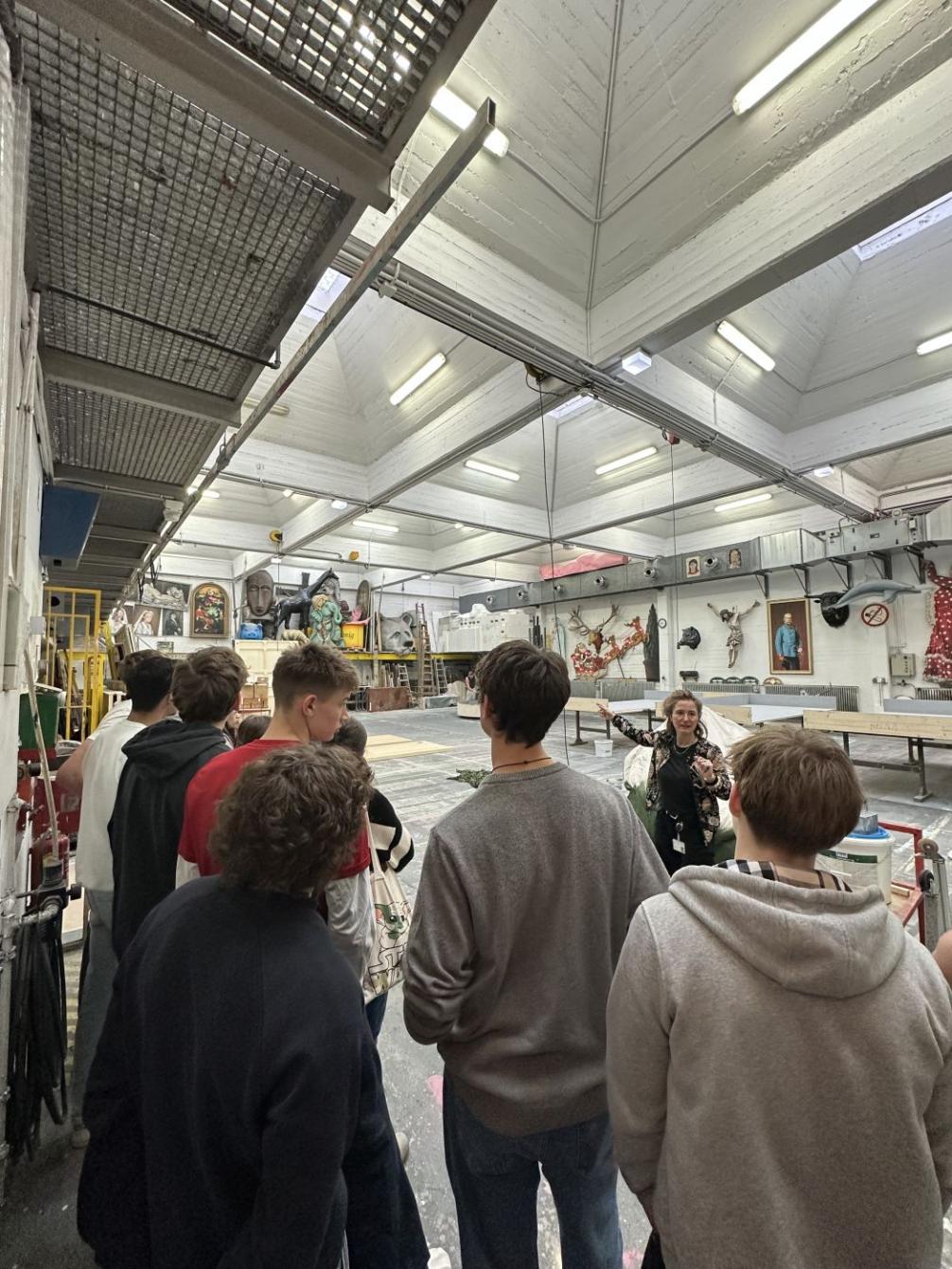 Schüler:innen in einer weißen Probenhalle