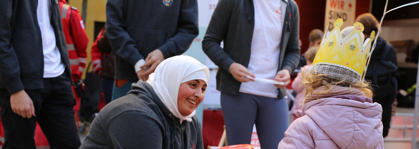 Junge Frau zeigt Erste-Hilfe-Würfel