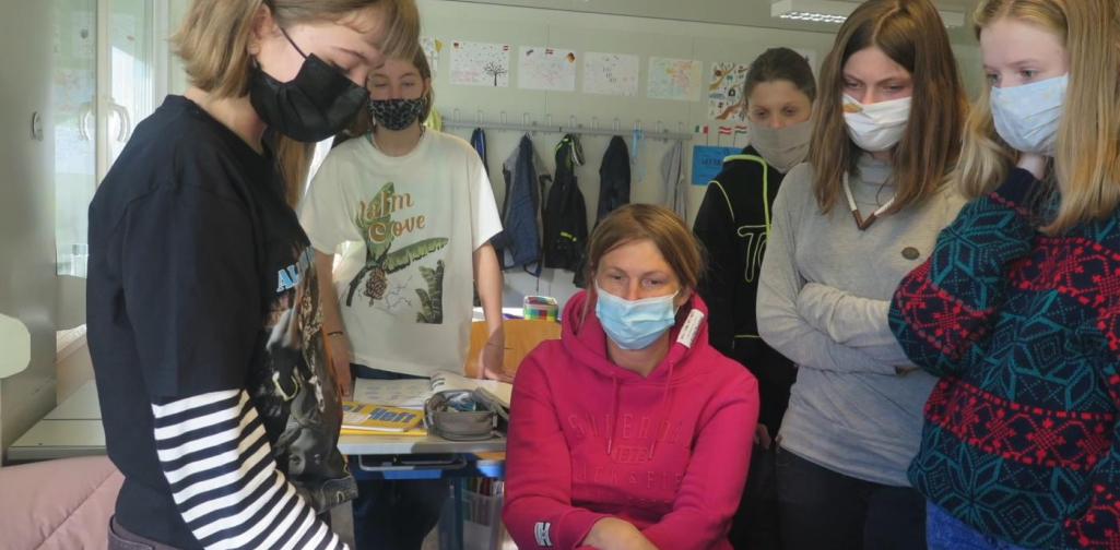 TdoT Making Of 5 SchülerInnen mit Lehrerin beim Überlegen