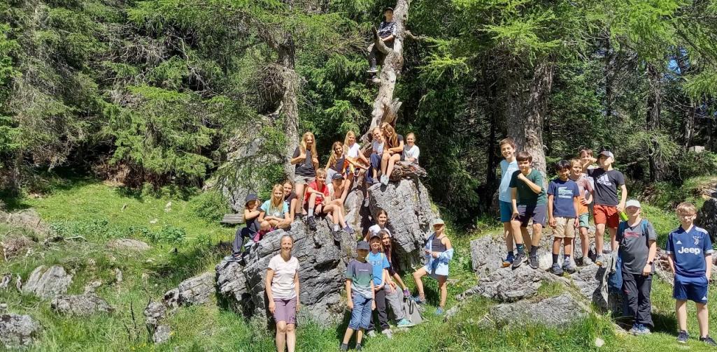Eine Schulklasse in felsdurchsetztem Waldgelände