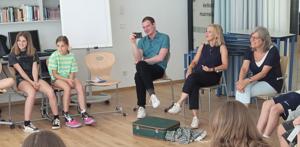 Sitzkreis in einem Bibliotheksraum