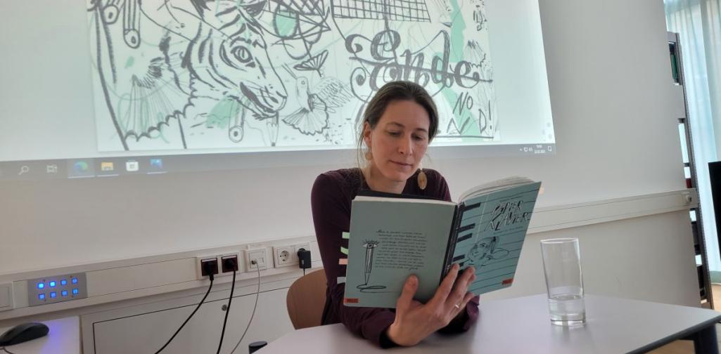 lesung_der_autorin_elisabeth_steinkellner_aus_ihrem_buch_papier_klavier_web